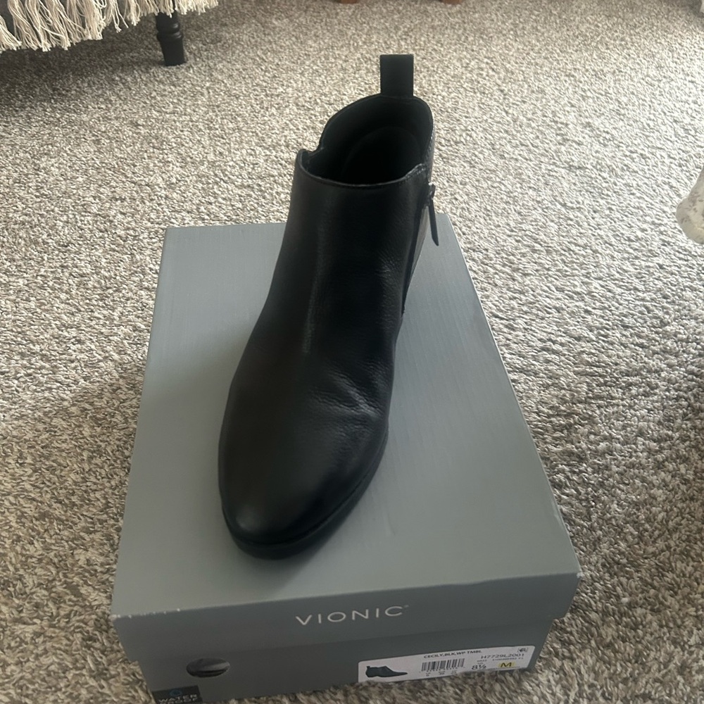 Vionic Black Leather Ankle Booties
Worn once.